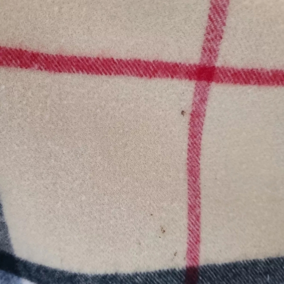 Burberry 100% Lambswool Oversized wrap shawl made in Scotland Retail $1150 - Picture 5 of 10